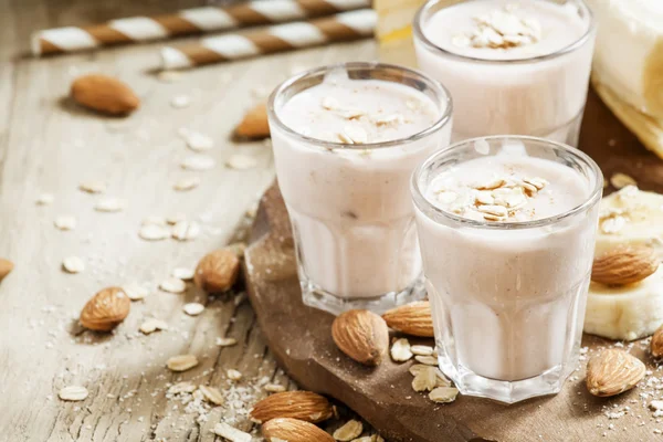 Smoothie dengan pisang, yogurt, oatmeal dan kacang — Stok Foto