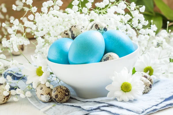 Mutlu Paskalyalar! Mavi Paskalya yumurtaları ile şenlikli kompozisyon — Stok fotoğraf