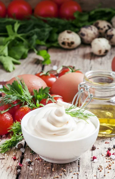 Hausgemachte Mayonnaise-Sauce in einer weißen Schüssel — Stockfoto