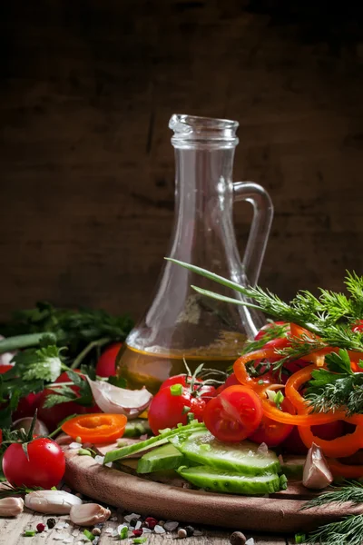 Taglia verdure fresche, spezie e olio d'oliva per un'insalata primaverile — Foto Stock