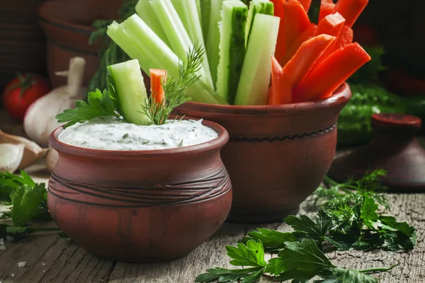 Taze çubuklar havuç, kereviz, salatalık ve otlar ile beyaz sos 