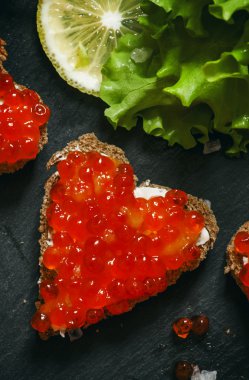 Kalpler şeklinde Sandviçler 