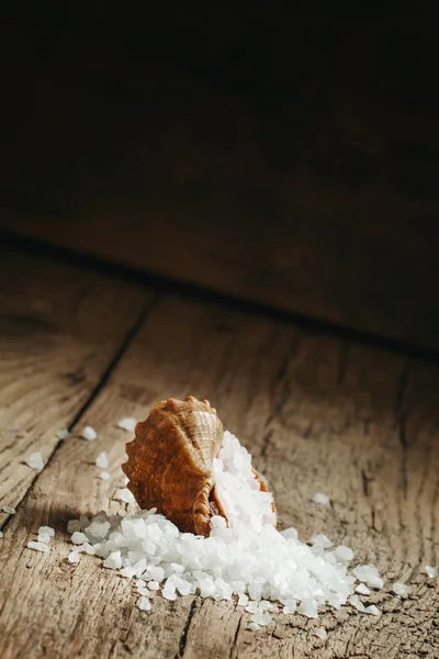 Mořská sůl se přelije z mušle — Stock fotografie