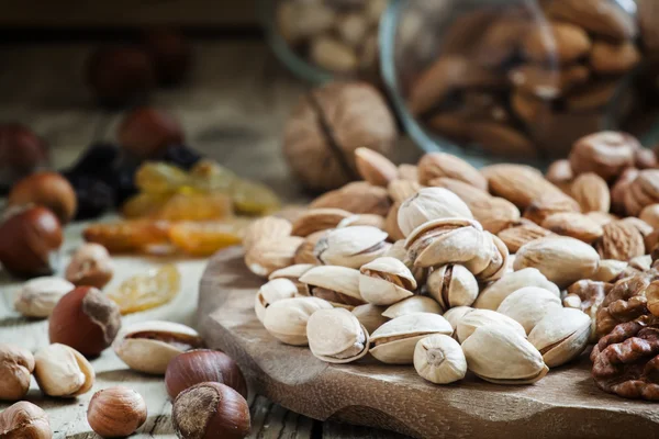 Nueces mezcla de pistachos, avellanas, nueces y almendras —  Fotos de Stock