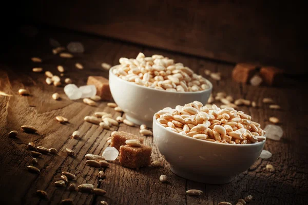 Arroz doce soprado em caramelo em tigelas de porcelana branca — Fotografia de Stock