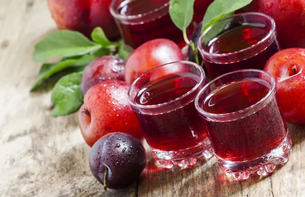 Свежий фруктовый сок из красных слив и персиков — стоковое фото