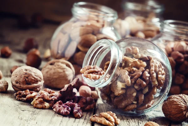 Blanda nötter i ett glas burkar — Stockfoto