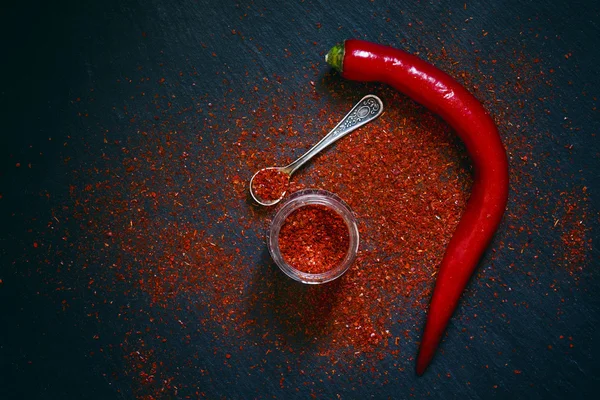 Червоний гострий мелений перець чилі — стокове фото