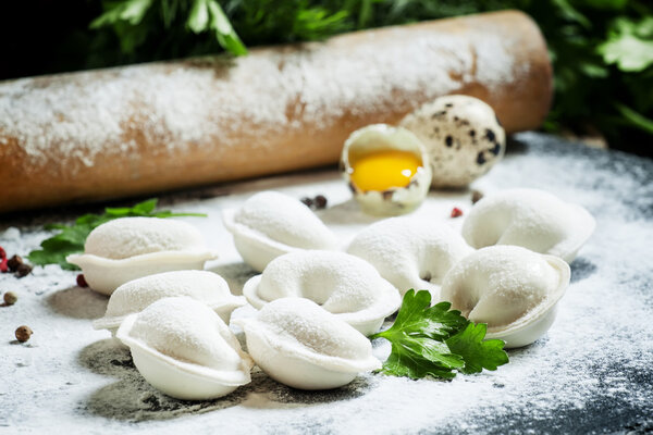 Пельмени с мясом на столе
  