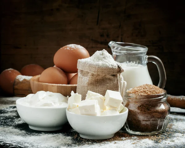 Ingredientes de panificação: leite, manteiga, farinha, açúcar, ovos e rolo — Fotografia de Stock