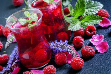 Ahududu, nane, adaçayı çiçekleri ve gül yaprakları ile Bitkisel kırmızı çay