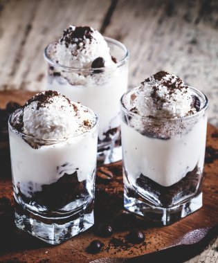 Vanilyalı dondurmalı tatlı.