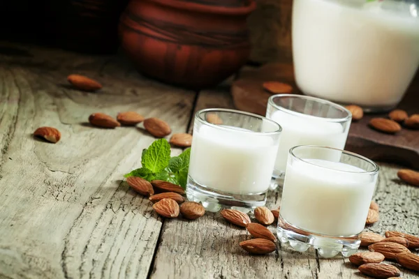 Almond dan susu, latar belakang kayu tua — Stok Foto