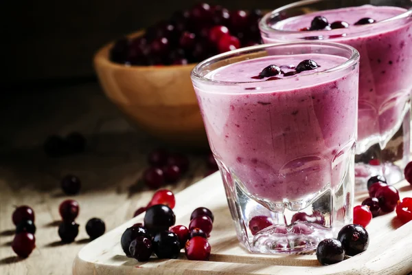 Γάλα-Berry smoothie με κράνμπερι, σταφίδα μαύρη και κόκκινη σταφίδα — Φωτογραφία Αρχείου