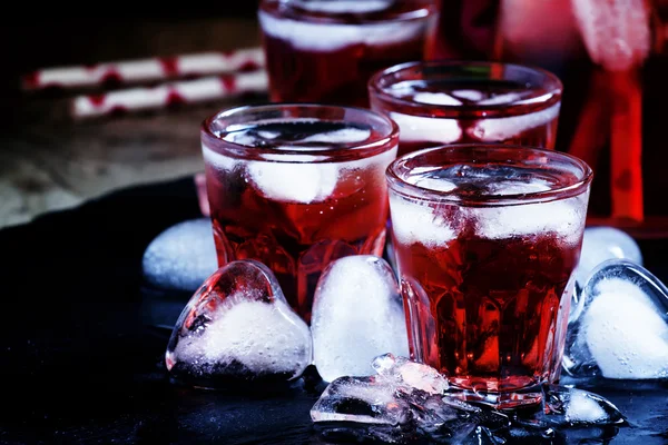 Cóctel rojo con hielo picado —  Fotos de Stock