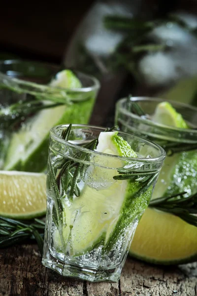 Bebida refrescante com alecrim, limão e mel — Fotografia de Stock