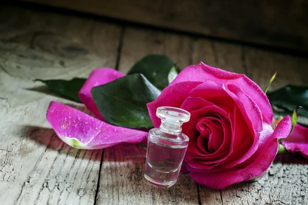 Roos etherische olie in een kleine fles — Stockfoto