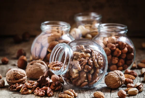 Las nueces se mezclan en frascos de vidrio —  Fotos de Stock