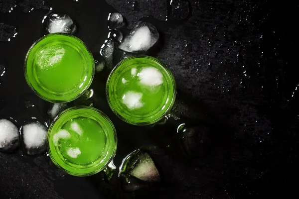 Grünes Minzgetränk mit Eis — Stockfoto