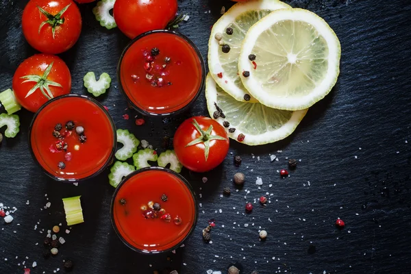 Alkoholos koktél, paradicsomlé, vodka és fűszerek — Stock Fotó