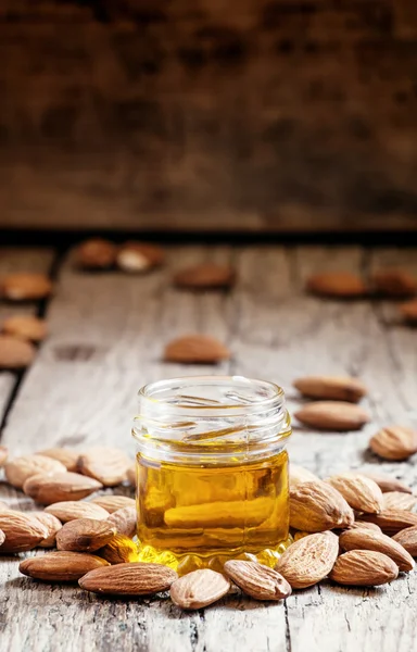 Huile d'amande dans un petit bocal — Photo