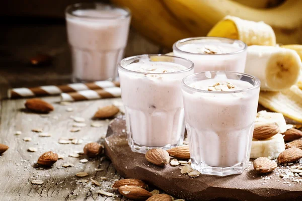 Smoothie μπανάνας με γάλα, το αλεύρι βρώμης και αμύγδαλα — Φωτογραφία Αρχείου