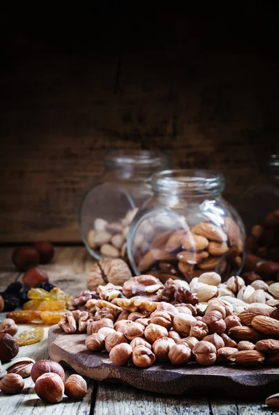 Nueces mezcla de pistachos, avellanas, nueces y almendras —  Fotos de Stock