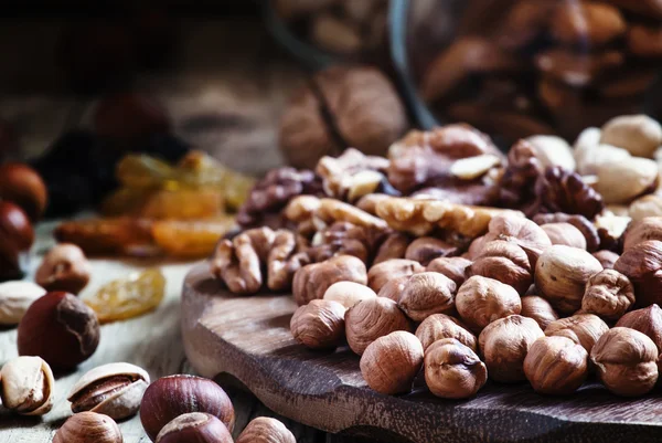 Mieszanka orzechy pistacji, orzechów laskowych, orzechów włoskich i migdałów — Zdjęcie stockowe