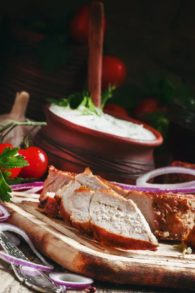 Trozos de carne barbacoa en una tabla de cortar de madera — Foto de Stock