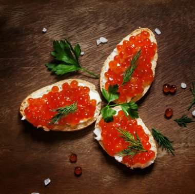 Kırmızı havyarlı sandviçler 