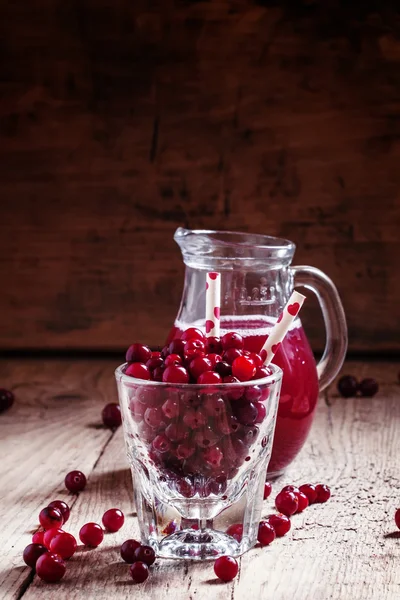 Сок из клюквы, ягоды с соломой — стоковое фото