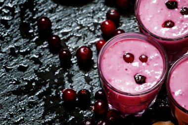 Kızılcık-muz smoothie  