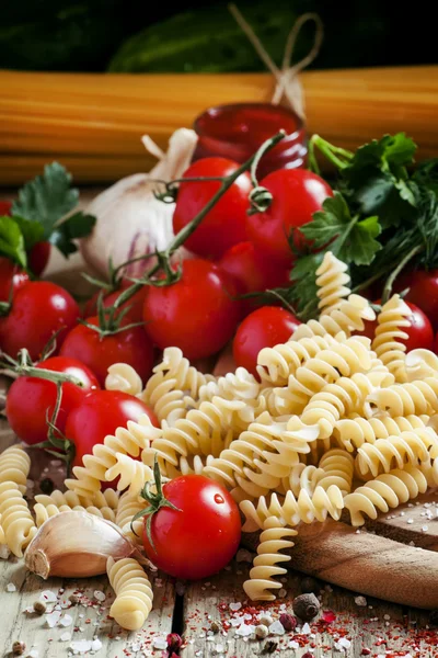 Száraz olasz tészta spiraline, koktélparadicsommal — Stock Fotó