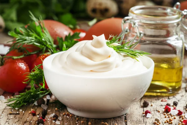 Zelfgemaakte mayonaise saus in een witte kom — Stockfoto