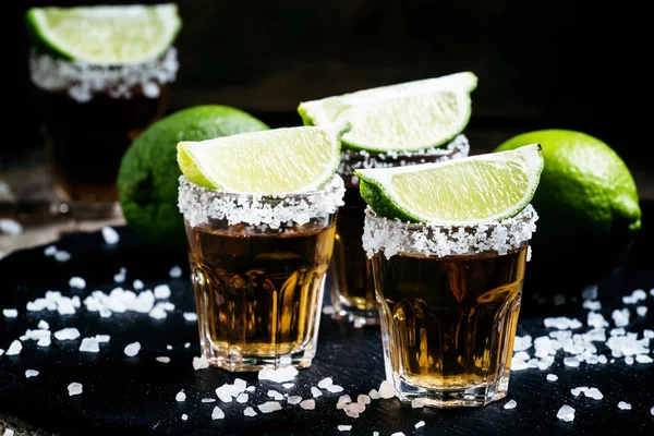 Mexikanischer Tequila in Gläsern — Stockfoto