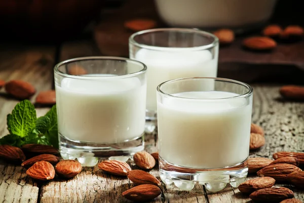 Leche de almendras en vasos pequeños — Foto de Stock