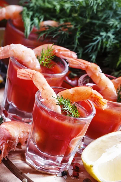 Krevetový koktejl v malých skleničkách — Stock fotografie