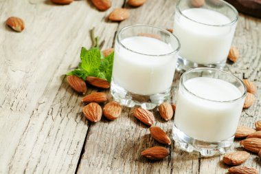 Badem ve süt, eski ahşap arka plan