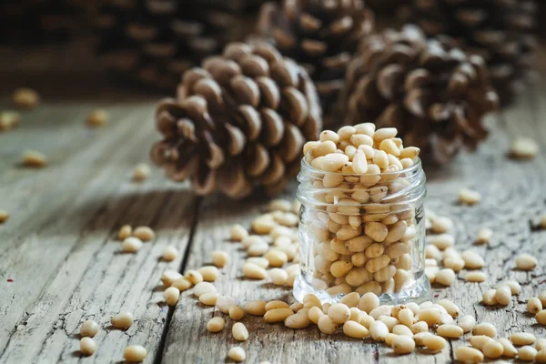 Cedar gepelde noten in een pot — Stockfoto