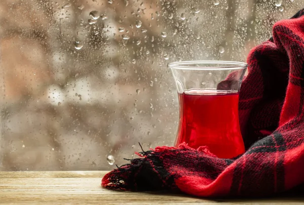 Thé rouge de Chine rose dans le verre islamique — Photo