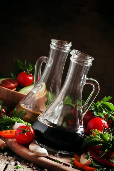 Tradycyjny włoski ocet balsamiczny w Dzbanek ze szkła — Zdjęcie stockowe
