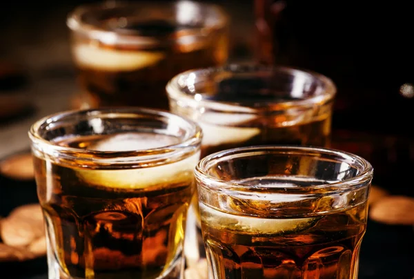 Brandy y almendras, vasos pequeños — Foto de Stock