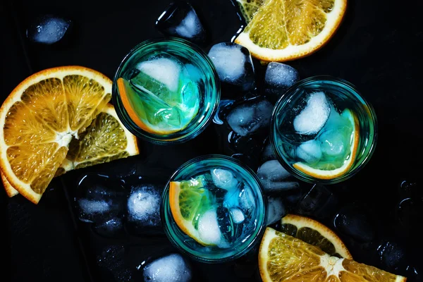 Blå cocktail med blå curacao likør og oransje – stockfoto