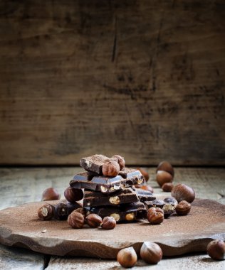 Koyu çikolata fındık ile