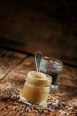 Bir cam kavanoz ve tohumlar siyah ve sarı hardal 