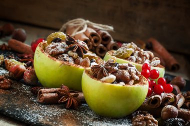 Fındık ile pişmiş elma için malzemeler