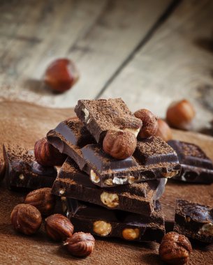 Koyu çikolata fındık ile