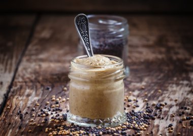 Bir cam kavanoz ve tohumlar siyah ve sarı hardal 