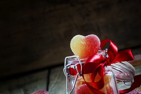 Coeurs de gelée de fruits dans un bocal en verre — Photo