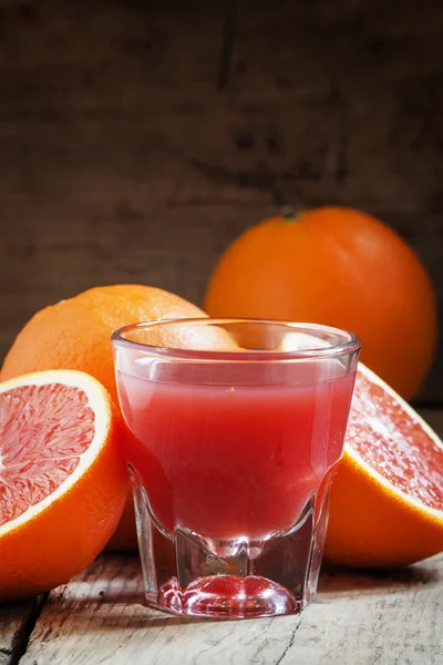 Zumo de naranjas sicilianas rojas en un vaso grande —  Fotos de Stock